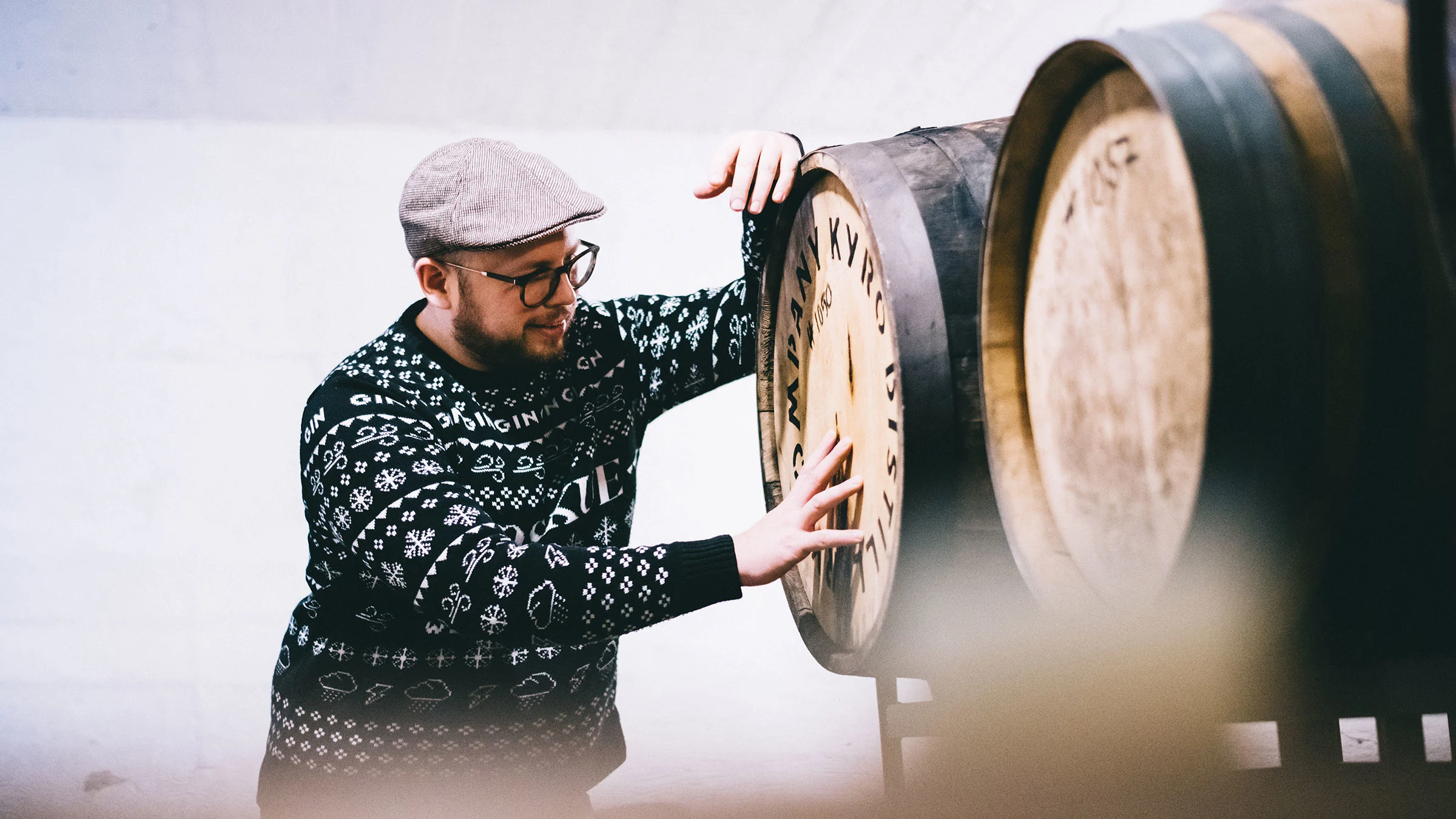 Miika Lipiäisen työpäivä saattaa kulua yhtä hyvin Kyrö Distilleryllä kuin Japanissa.