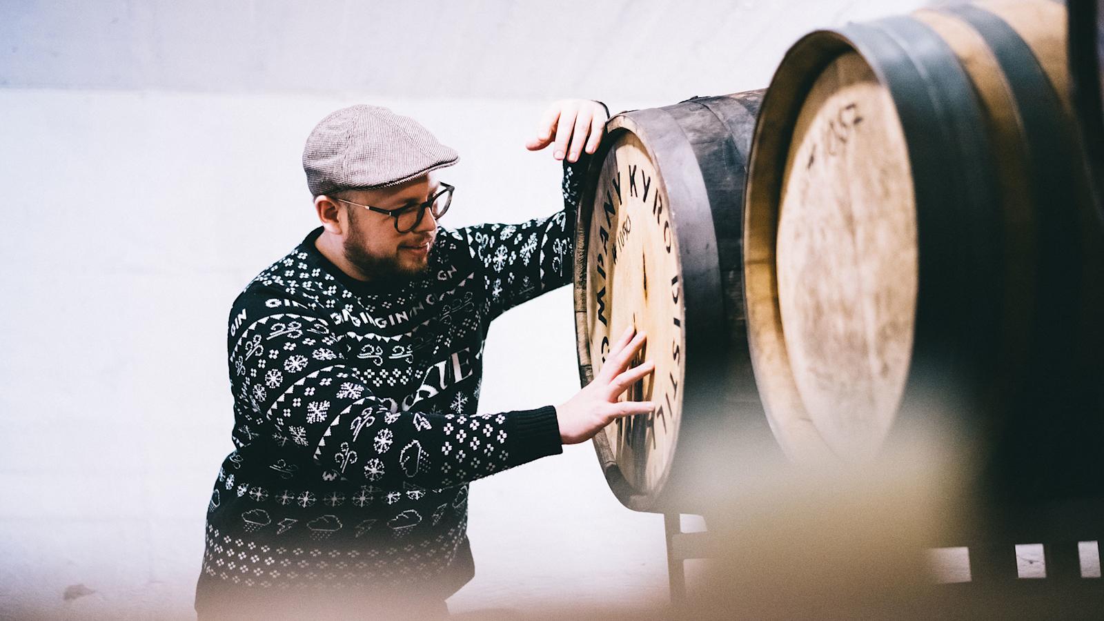 Miika Lipiäisen työpäivä saattaa kulua yhtä hyvin Kyrö Distilleryllä kuin Japanissa.