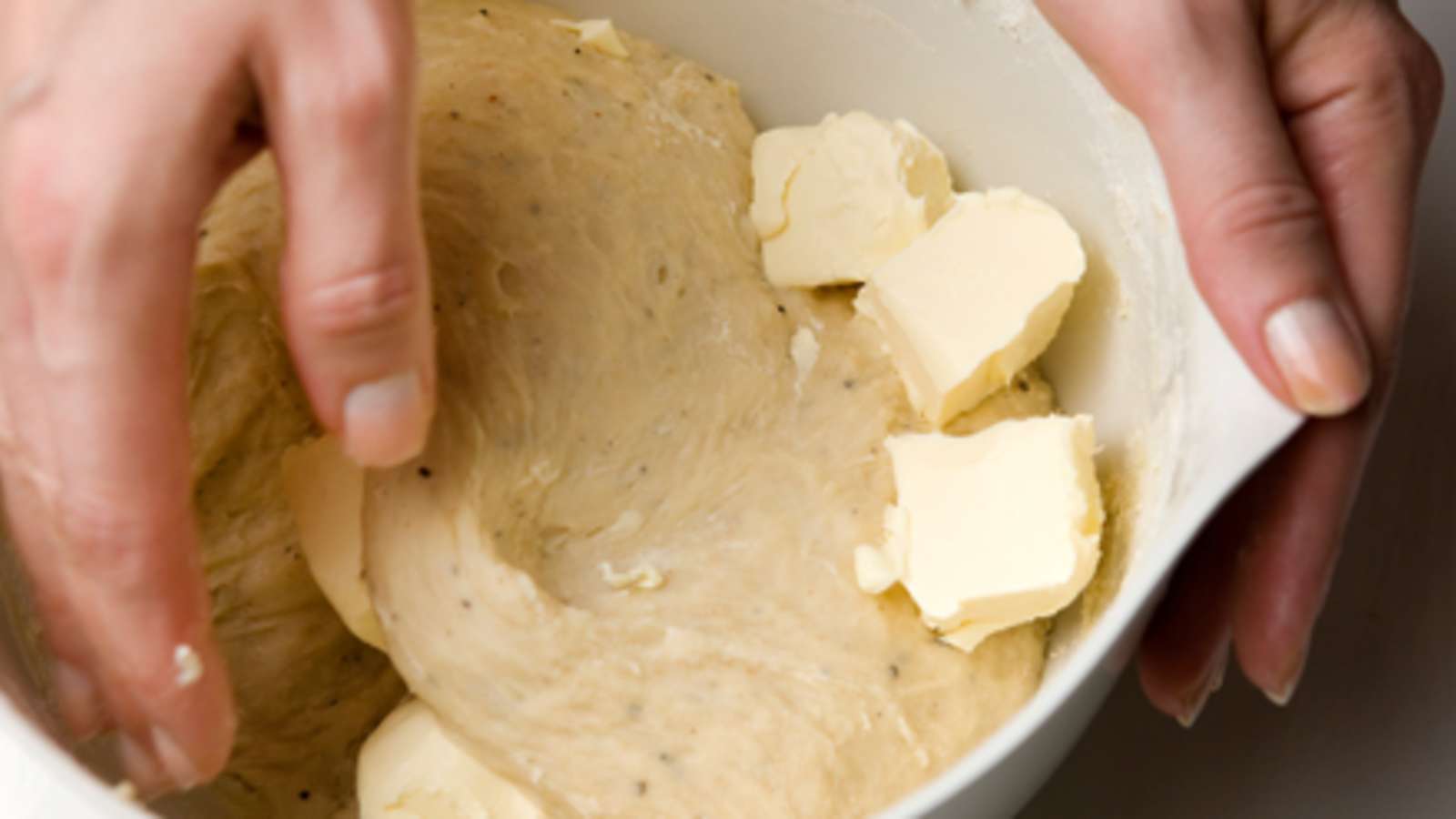 Lisää suurin osa jauhoista ja vaivaa 5 minuuttia. Lisää loput jauhot ja vaivaa vielä muutama minuutti. Lisää taikinaan pehmeä margariini ja alusta se hyvin taikinaan. Lisää tarvittaessa jauhoja.