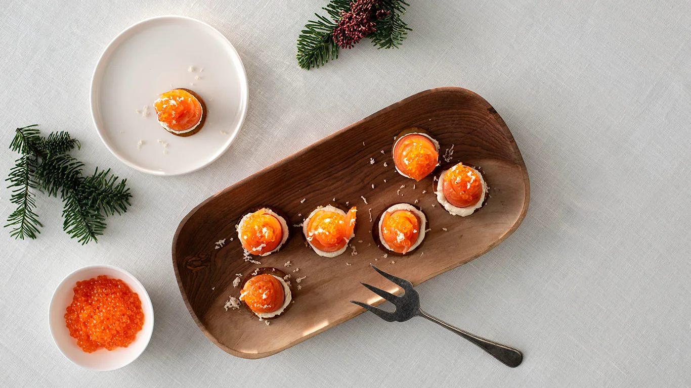 Perunarieskaa, kylmäsavustettua lohta ja mätiä