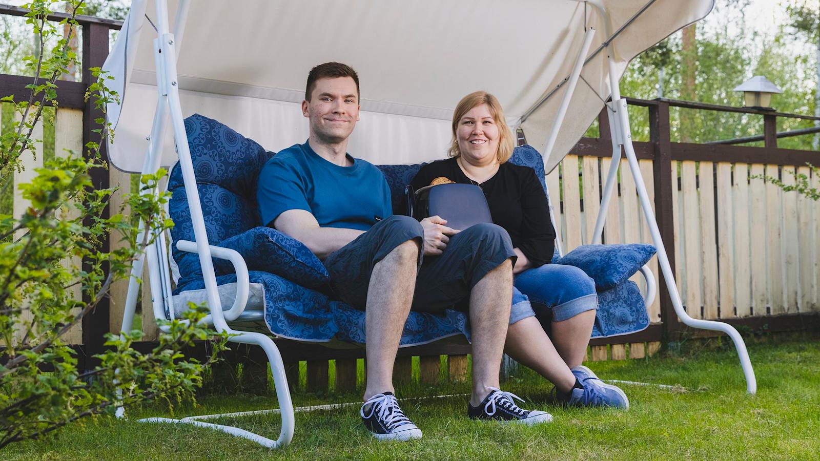 Niko ja Hanna Pankka pitelevät Bonusrahoilla hankkimaansa uutta leivänpaahdinta sylissään.