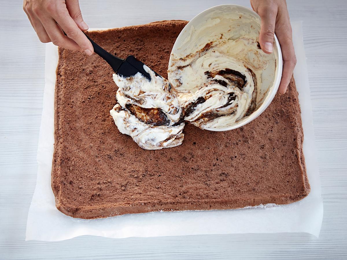 Levitä täyte torttulevylle. Kääri rullalle ja anna vetäytyä viileässä ennen leikkaamista.