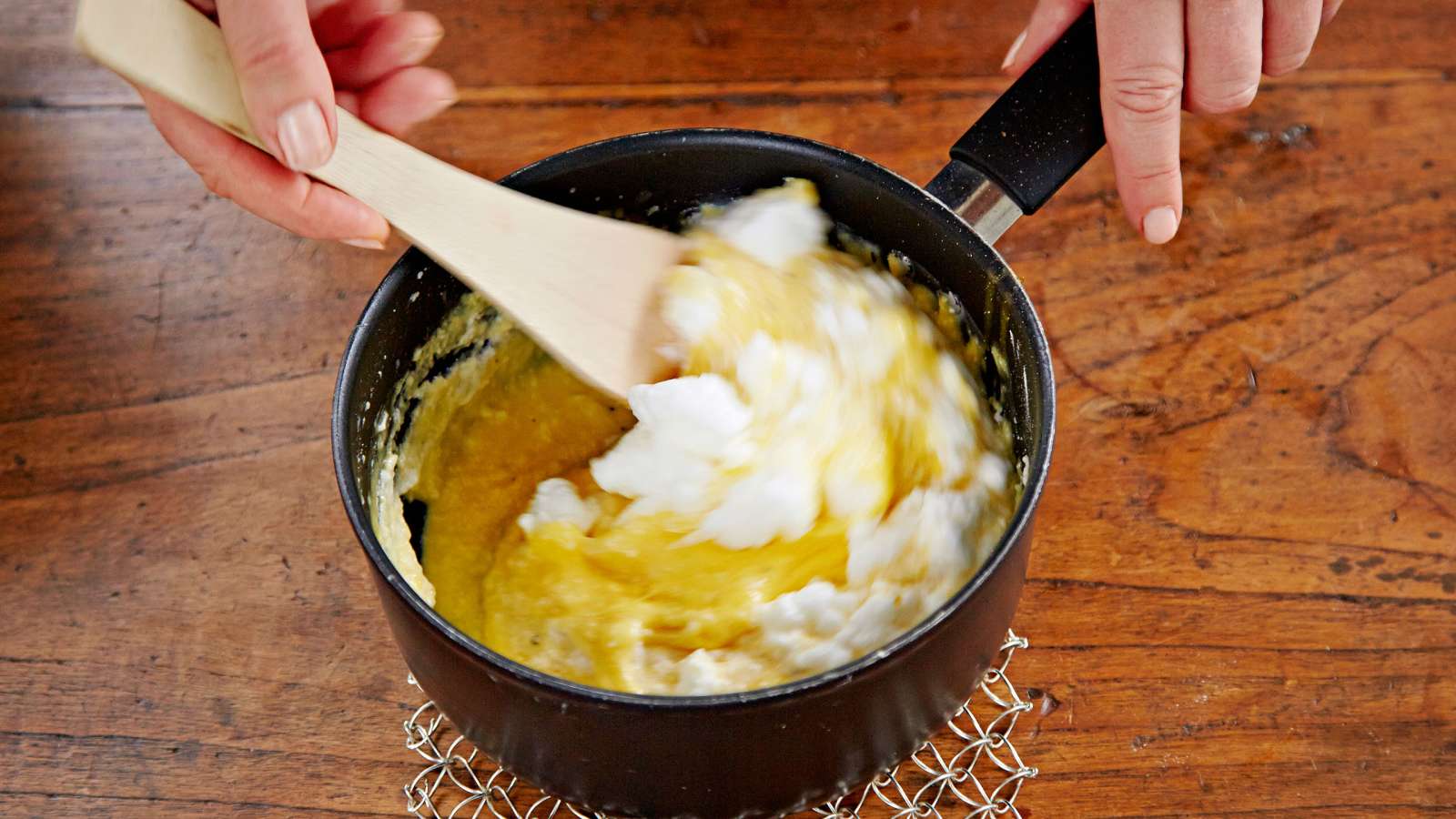 Vatkaa valkuaiset hyväksi vaahdoksi ja kääntele vaahto varoen juustokastikkeeseen.