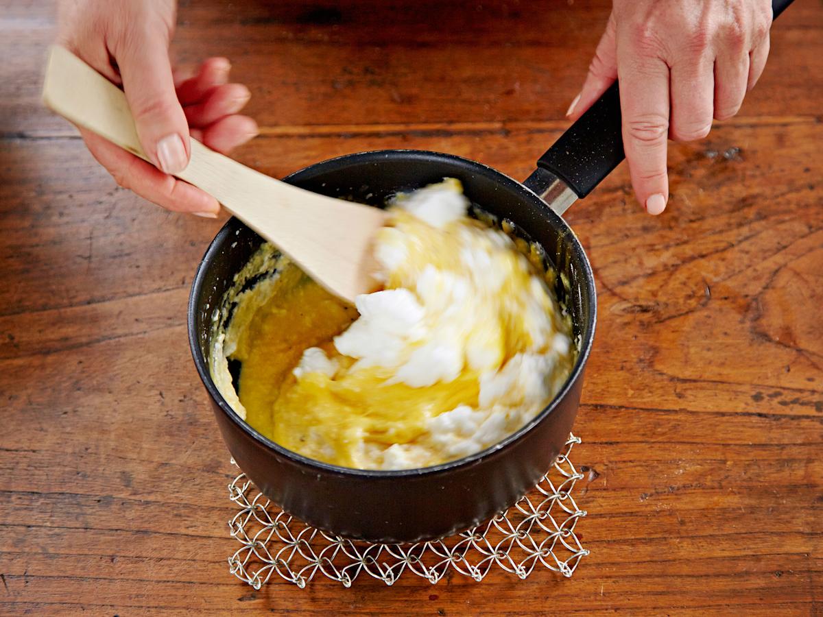 Vatkaa valkuaiset hyväksi vaahdoksi ja kääntele vaahto varoen juustokastikkeeseen.