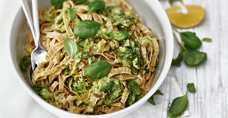 Papupasta avokadokastikkeella