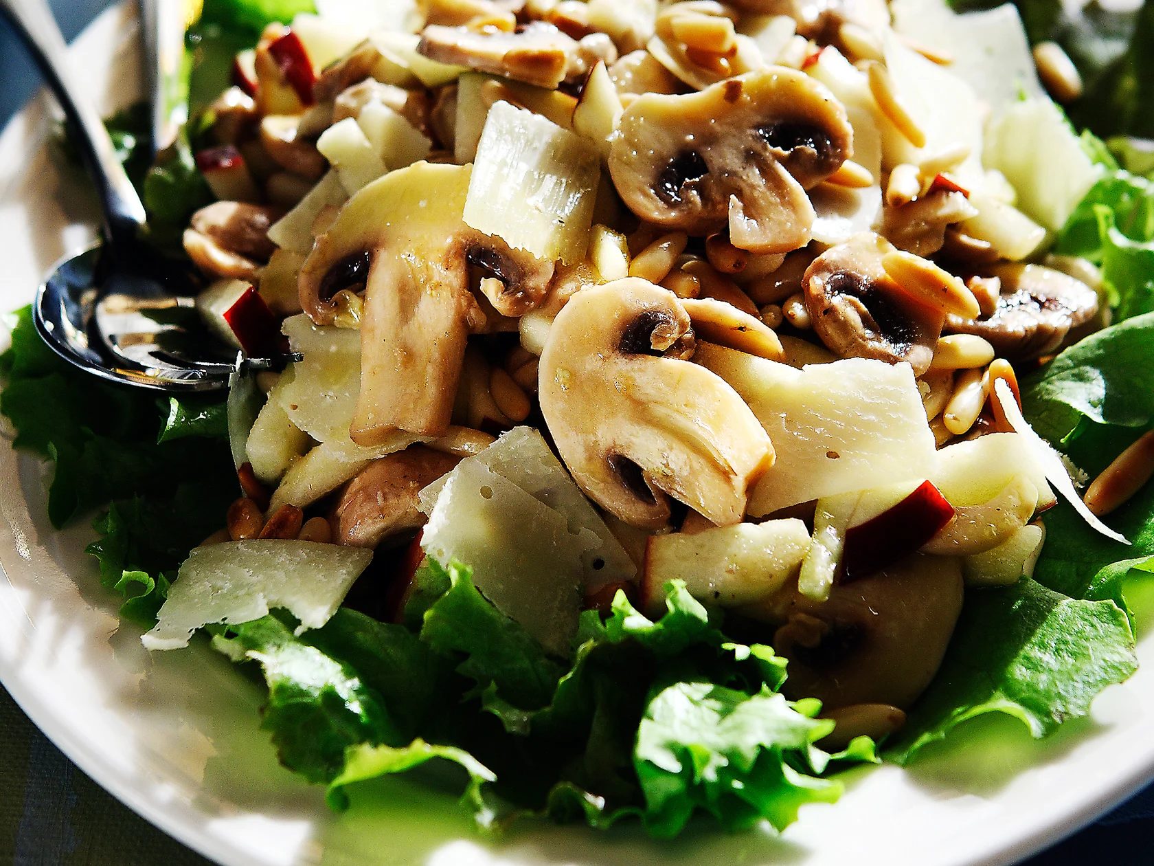 Kesäsalaatti herkkusienistä