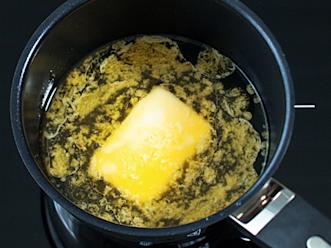 Kiehauta vesi ja rasva kattilassa. Nosta kattila syrjään.