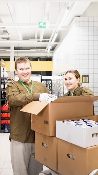 Kesätyöntekijä Joonas Fali työn touhussa ohjaajansa Loviisa Kalliokosken kanssa.