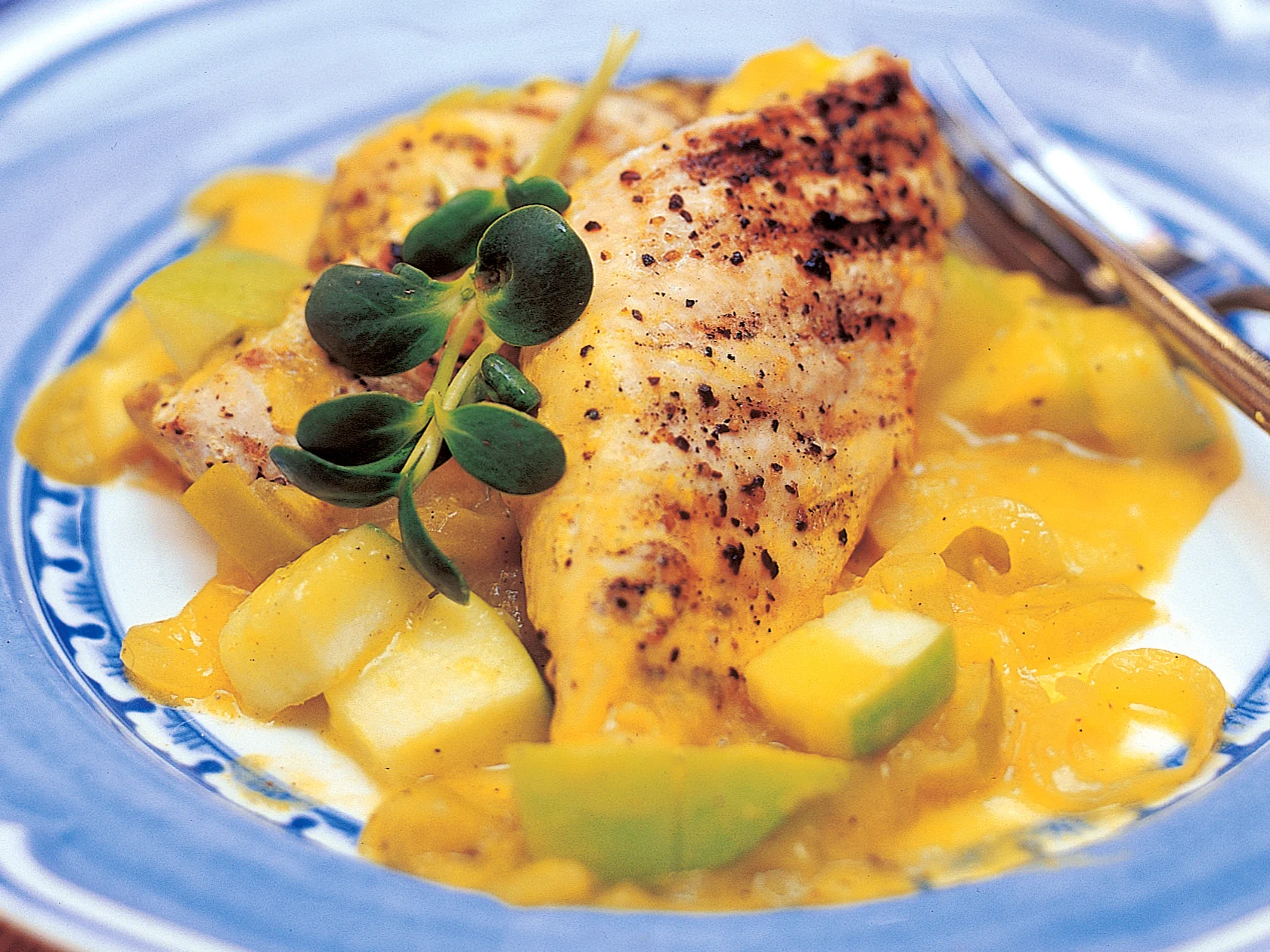 Broileripihvit ja omenacurrykastiketta