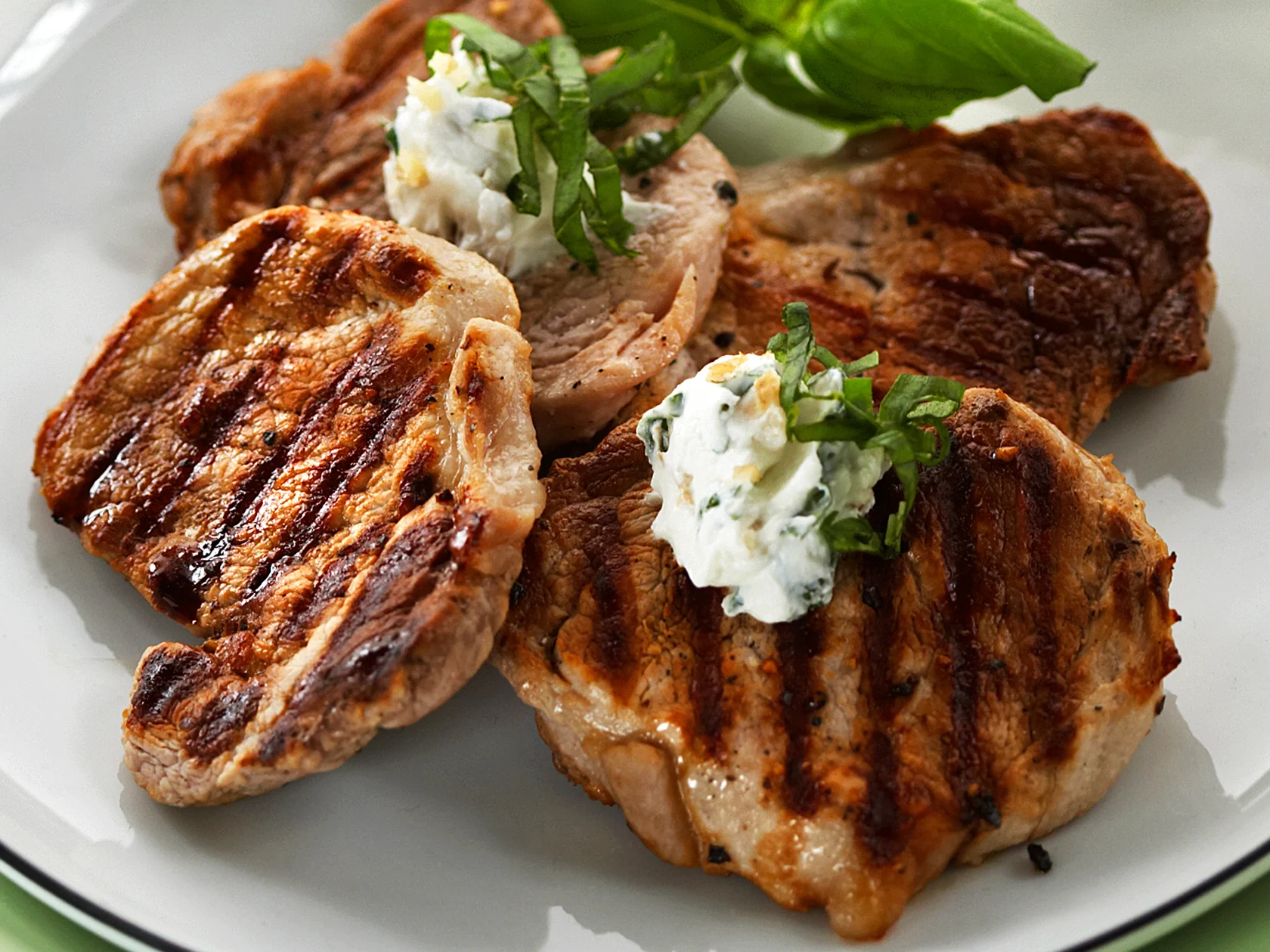 Yrttiset porsaanpihvit