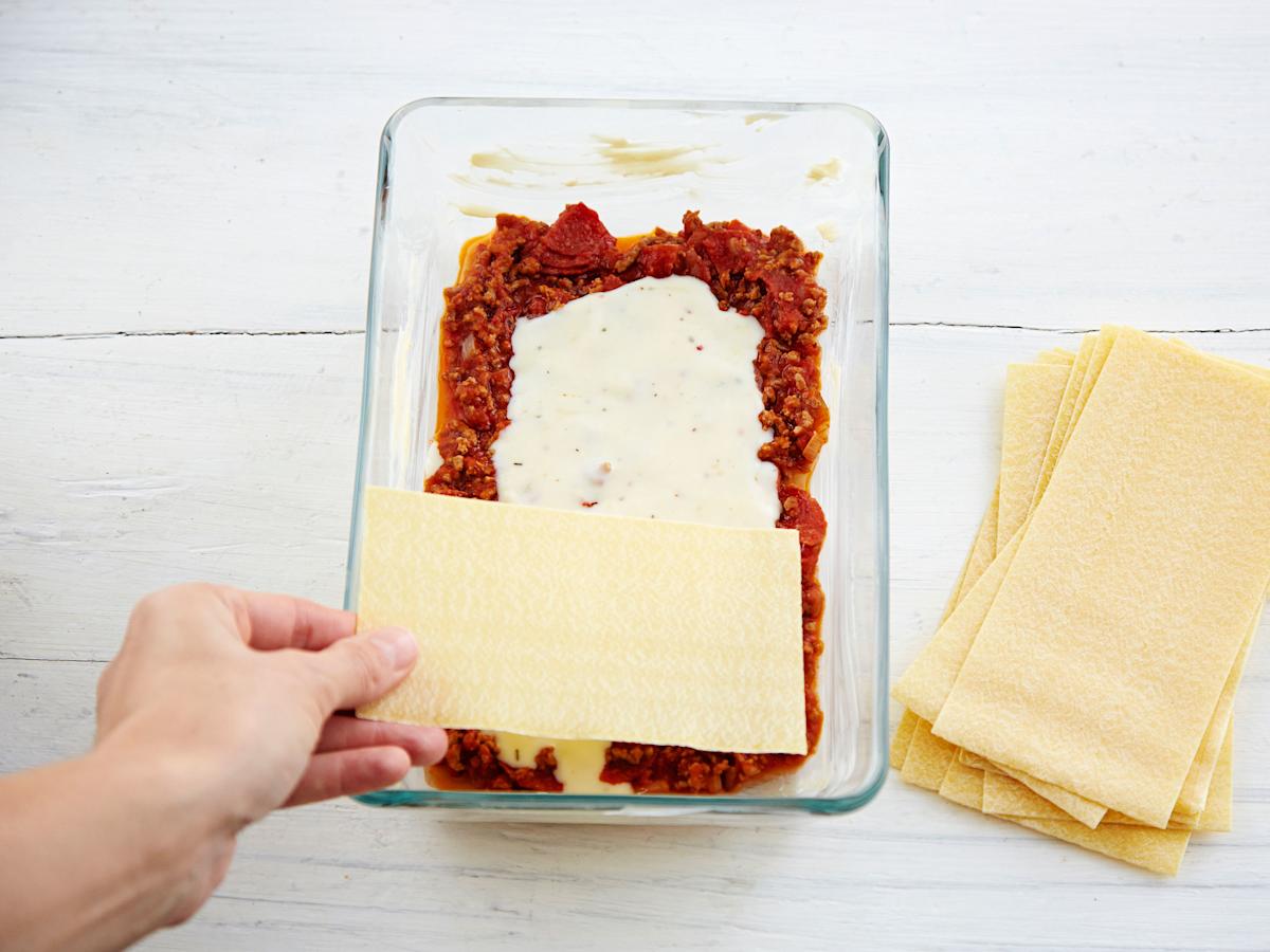 Aseta päälle 3 lasagnelevyä. Toista kaksi samanlaista kerrosta.