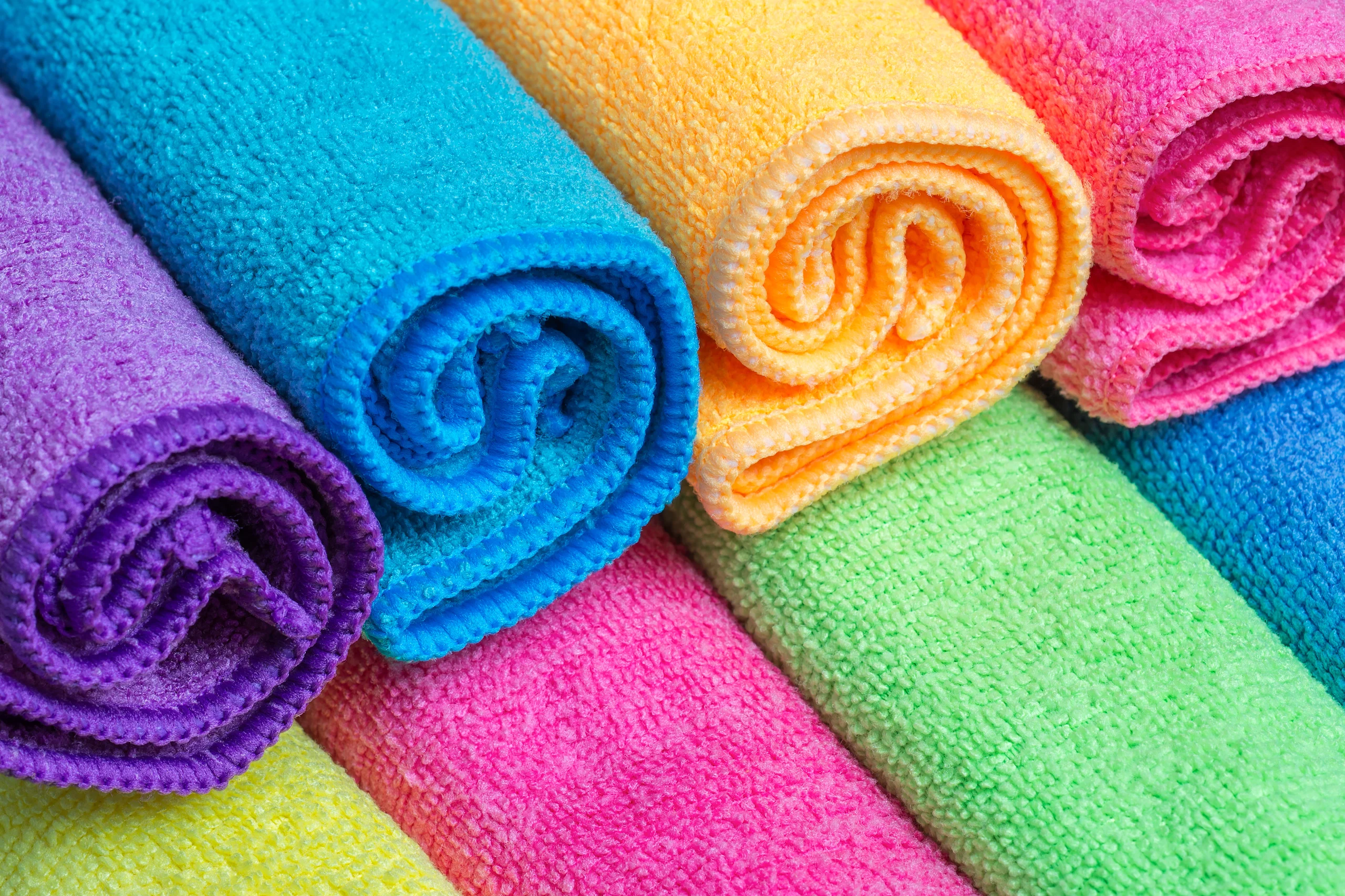 Värikkäitä mikrokuituliinoja