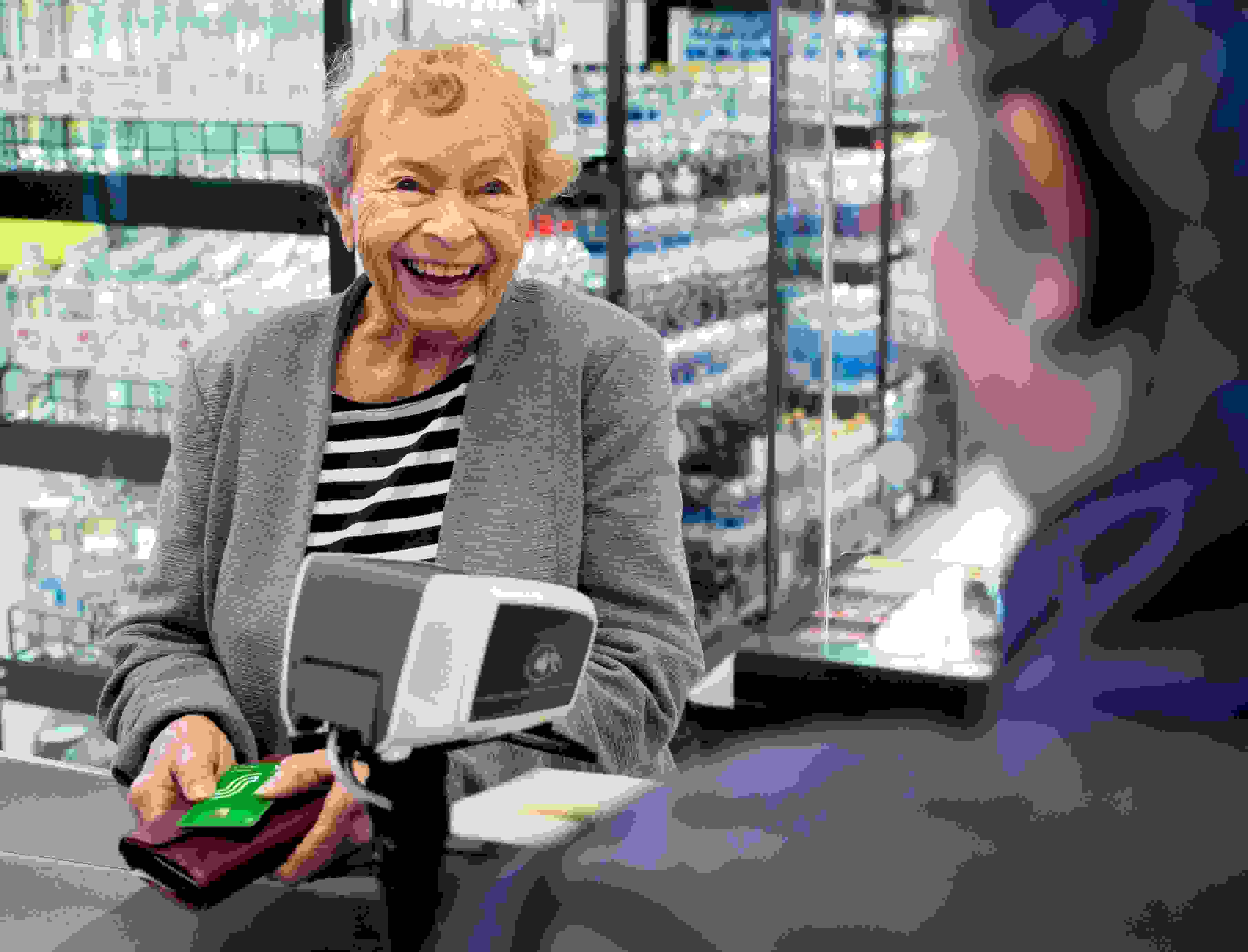 Asiakas maksamassa kassalla S-marketissa