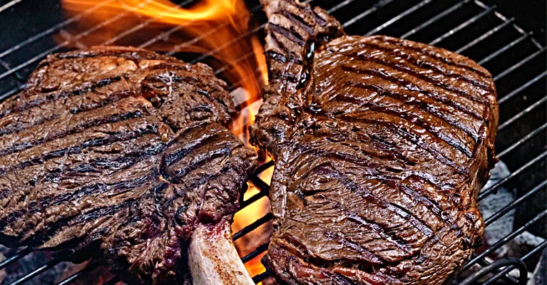 Grillattu naudan tomahawk-kyljys ja maustevoi