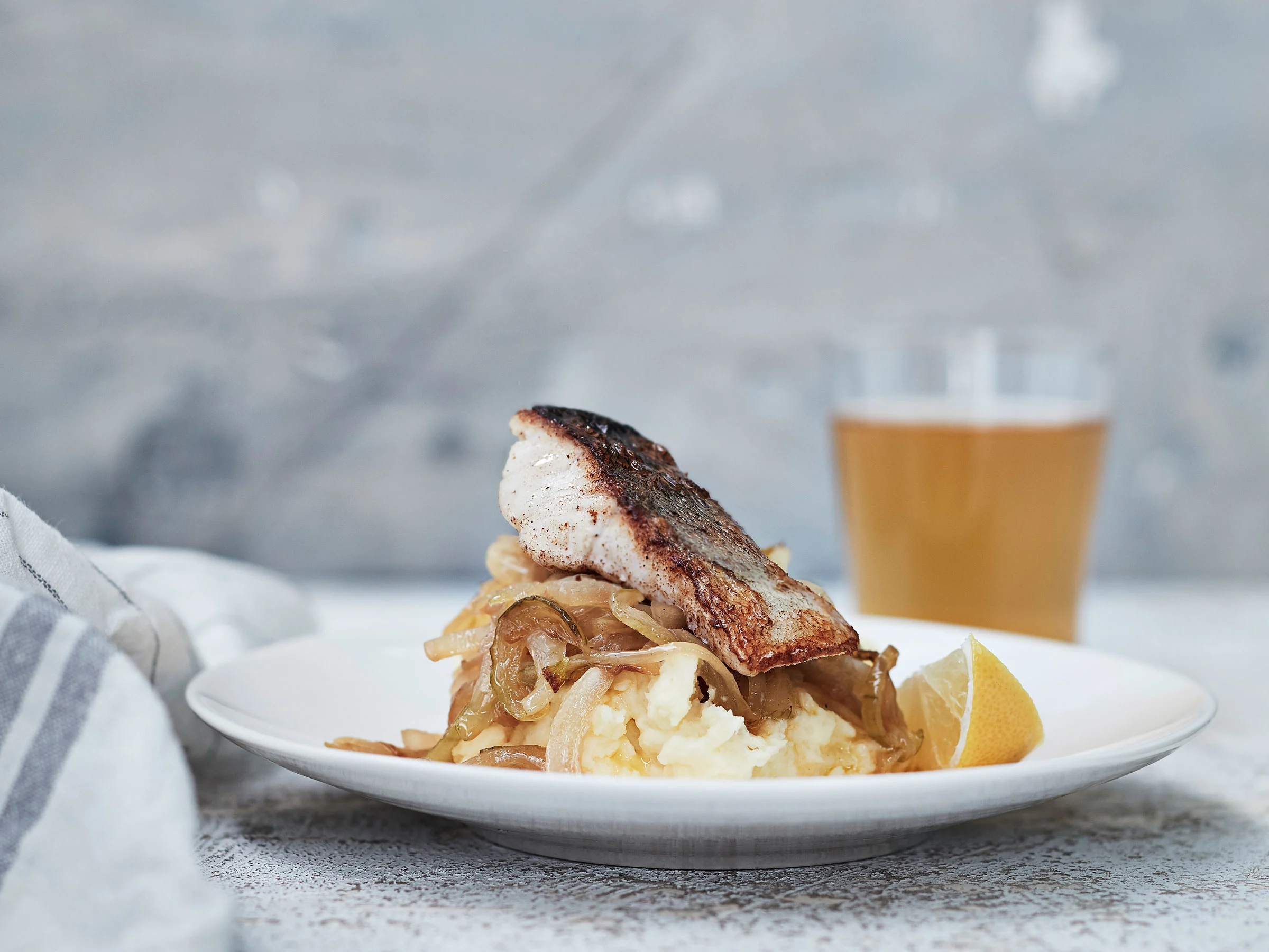 Pannukalaa ja vehnäolutsipulia