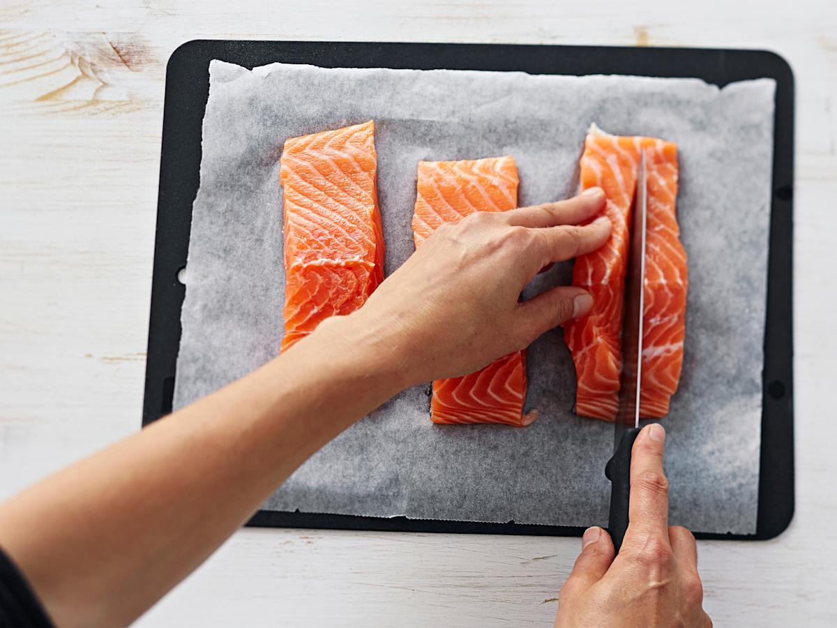 Leikkaa filee neljäksi palaksi. Viillä palat pystysuunnassa keskeltä halki nahkaan asti.