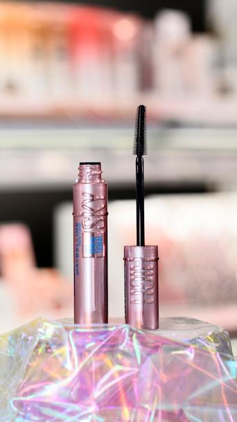 Maybelline New York Lash Sensational Sky High -ripsiväri kuvattuna hohtavan kankaan päällä.
