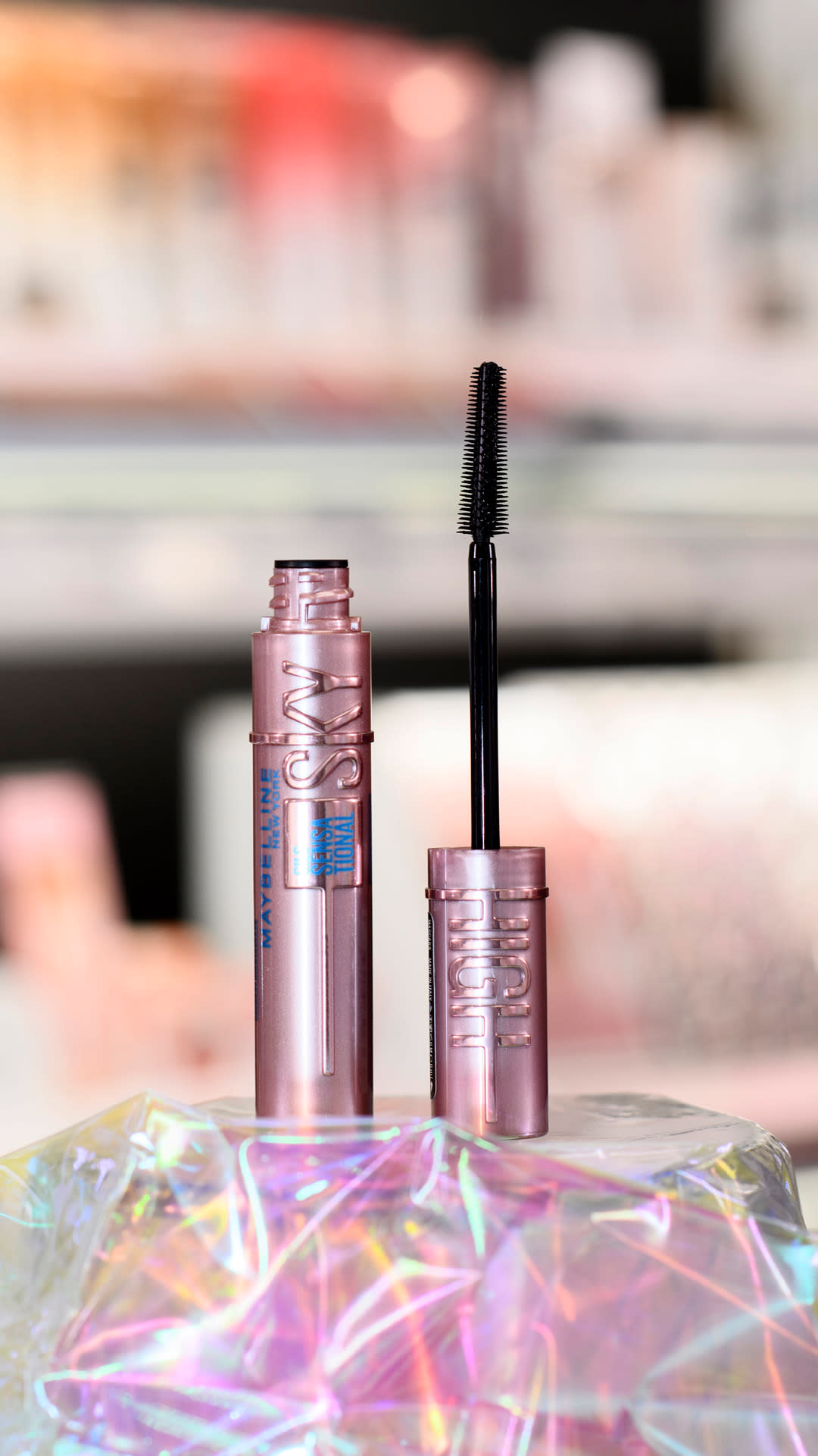 Maybelline New York Lash Sensational Sky High -ripsiväri kuvattuna hohtavan kankaan päällä.