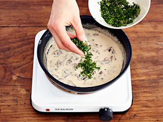 Lisää kerma ja anna kiehahtaa. Hauduta noin 5 minuuttia välillä sekoitellen, kunnes kastike sakenee. Mausta suolalla, pippurilla ja yrttisilpulla.