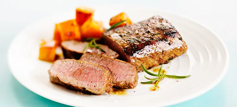 Karitsan ulkofileetä ja kesäkurpitsa-tatti "pastaa"