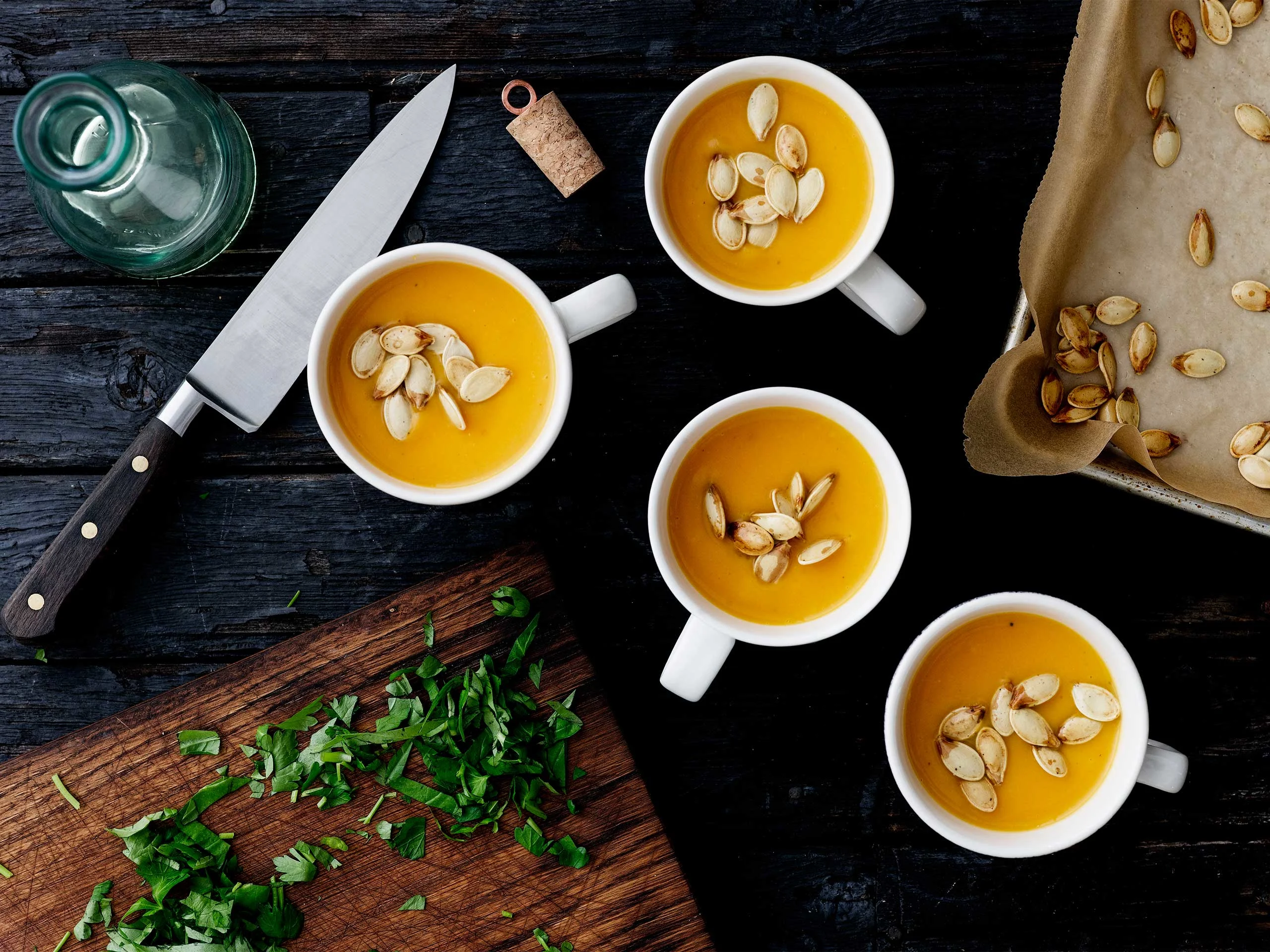 Samettinen myskikurpitsakeitto koristeltu kurpitsansiemenillä