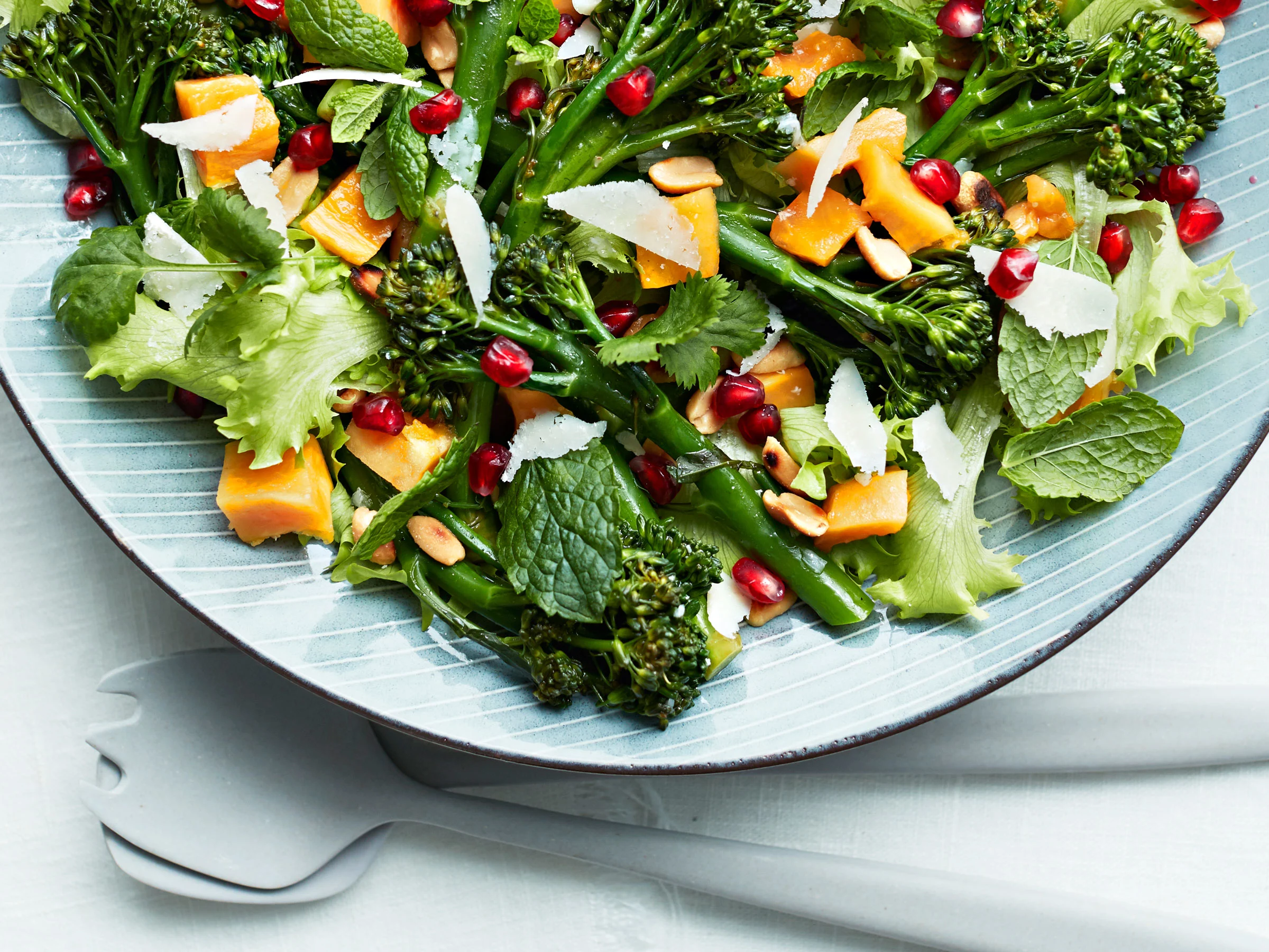 Broccolini-papaijasalaatti