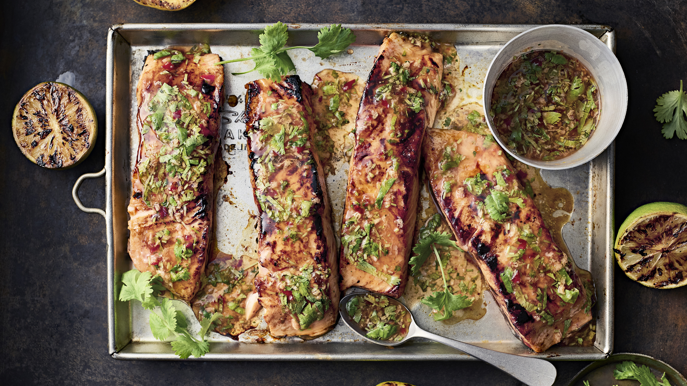 Grillattu lohi ja makea chilikastike