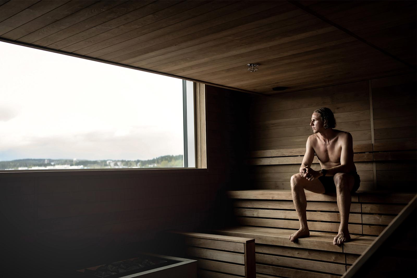 Mies saunassa