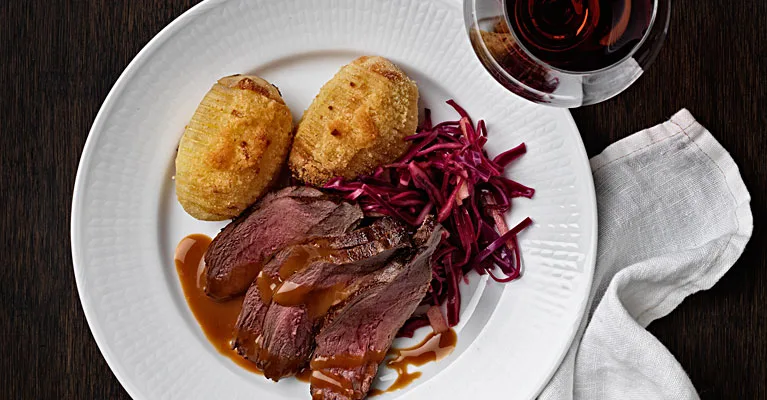 Saksanhirveä ja Hasselbackan perunoita