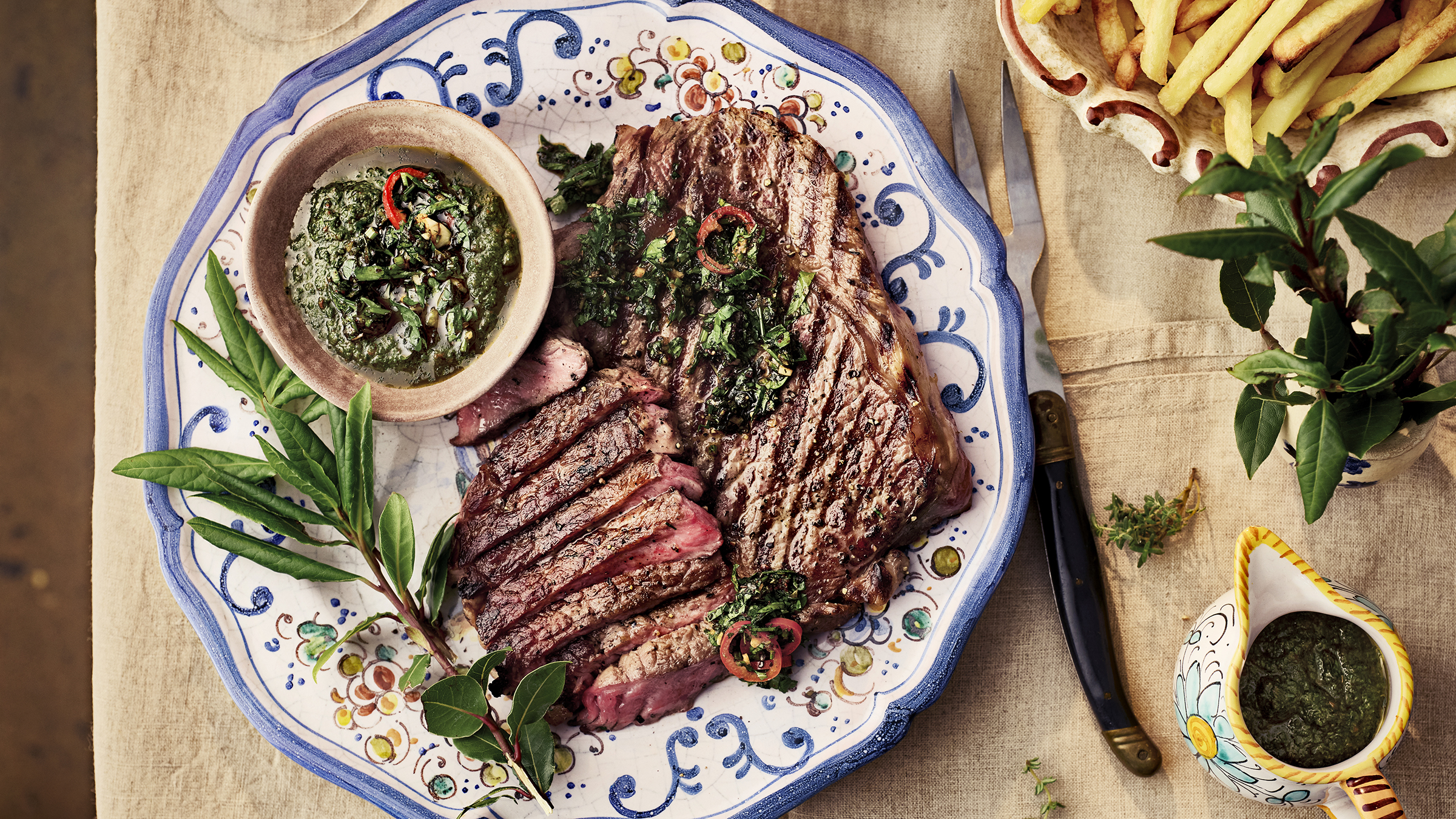 Grillatut entrecôte-pihvit ja chimichurri