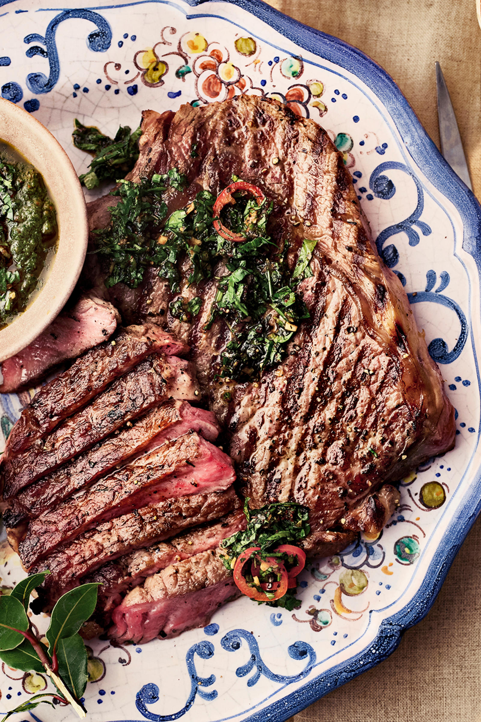 Grillatut entrecôte-pihvit ja chimichurri