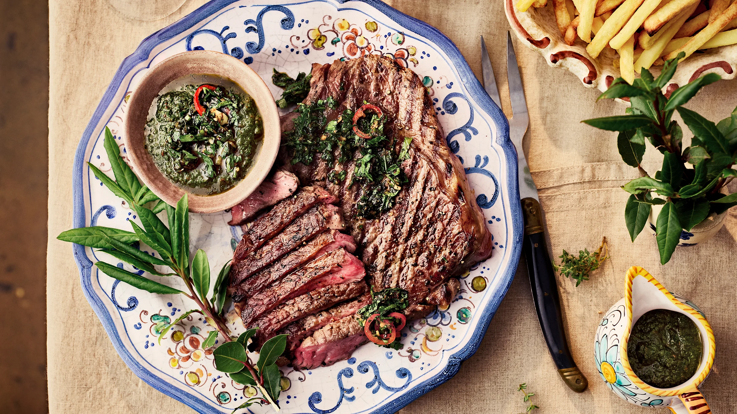 Grillatut entrecôte-pihvit ja chimichurri