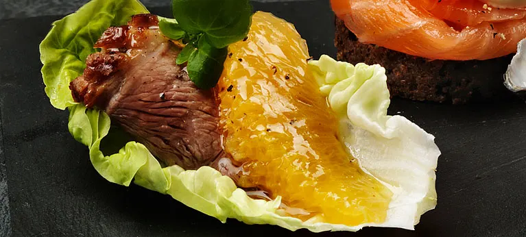 Ankkaa salaatinlehdellä