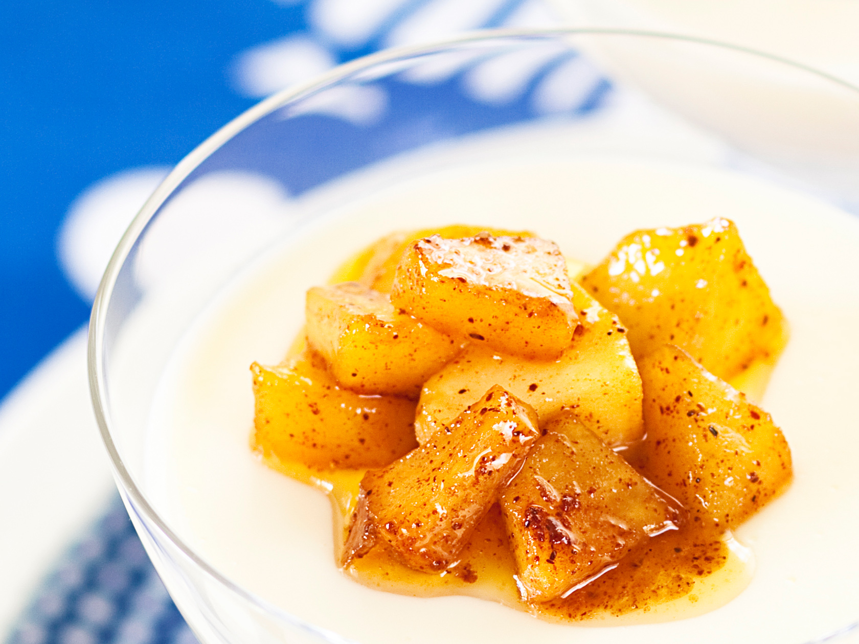 Piimä-kanelivanukas ja karamellisoidut omenat