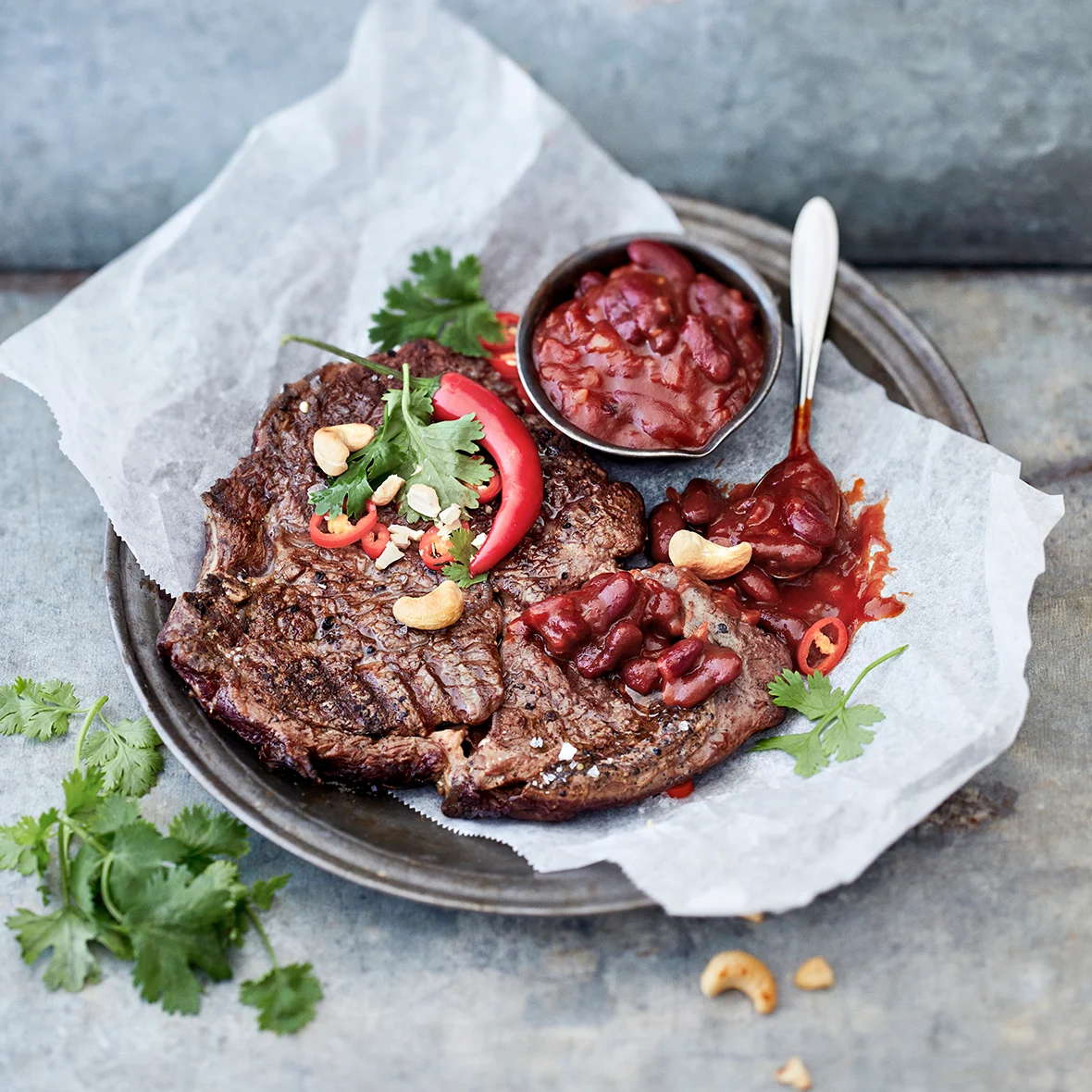 Grillattu entrecote ja cowboy-chili