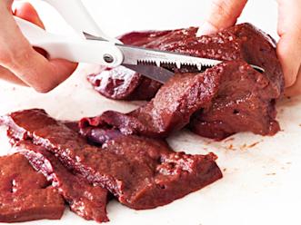 Saksi maksa ohuiksi viipaleiksi. Poista suonikohdat. Kuivaa palat talouspaperilla.