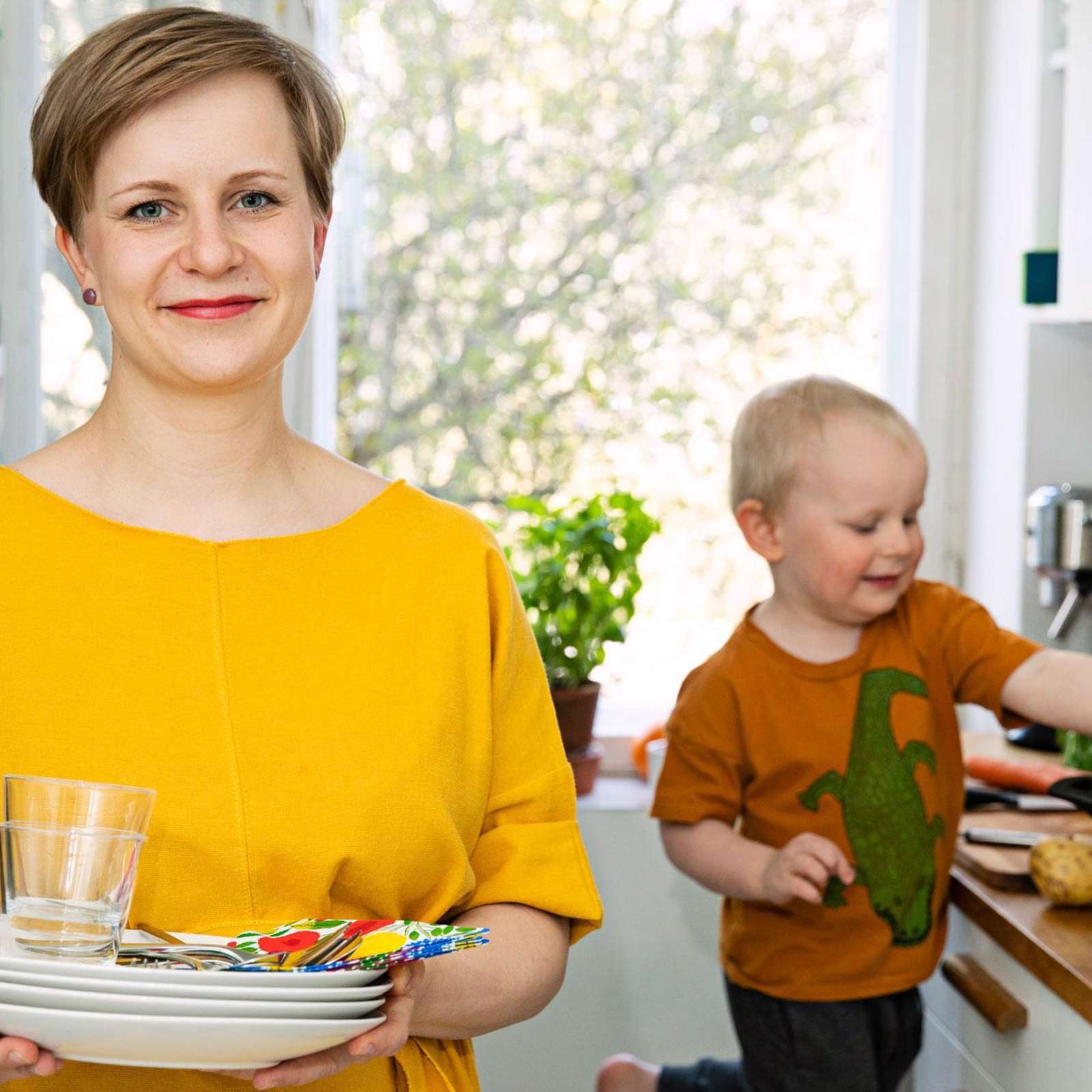 ”Vastuu ruokarytmistä ja tarjottavasta ruoasta kuuluu vanhemmille. Lapselle voi kuitenkin antaa vaihtoehtoja, joista valita”, sanoo Silja Varjonen. Kokkailuseurana 3-vuotias Aapo.