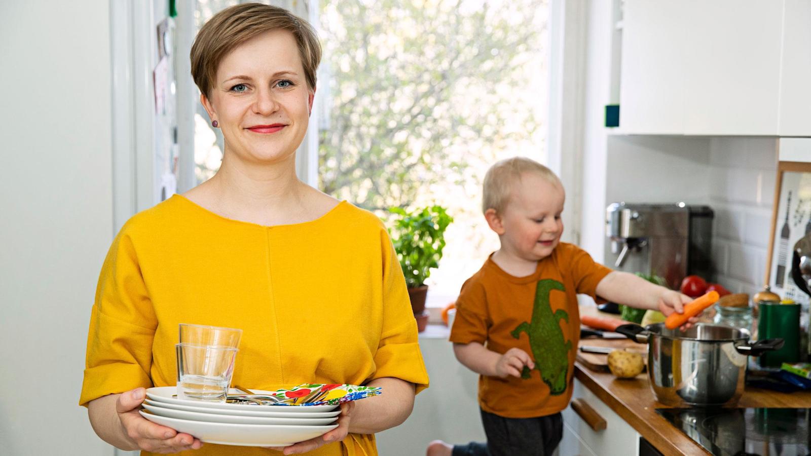 ”Vastuu ruokarytmistä ja tarjottavasta ruoasta kuuluu vanhemmille. Lapselle voi kuitenkin antaa vaihtoehtoja, joista valita”, sanoo Silja Varjonen. Kokkailuseurana 3-vuotias Aapo.