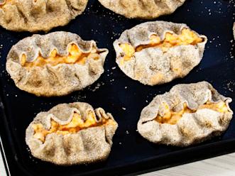 Paista piirakoita 275-asteisen uunin keskitasolla noin 10 minuuttia. Älä käytä pellillä leivinpaperia.