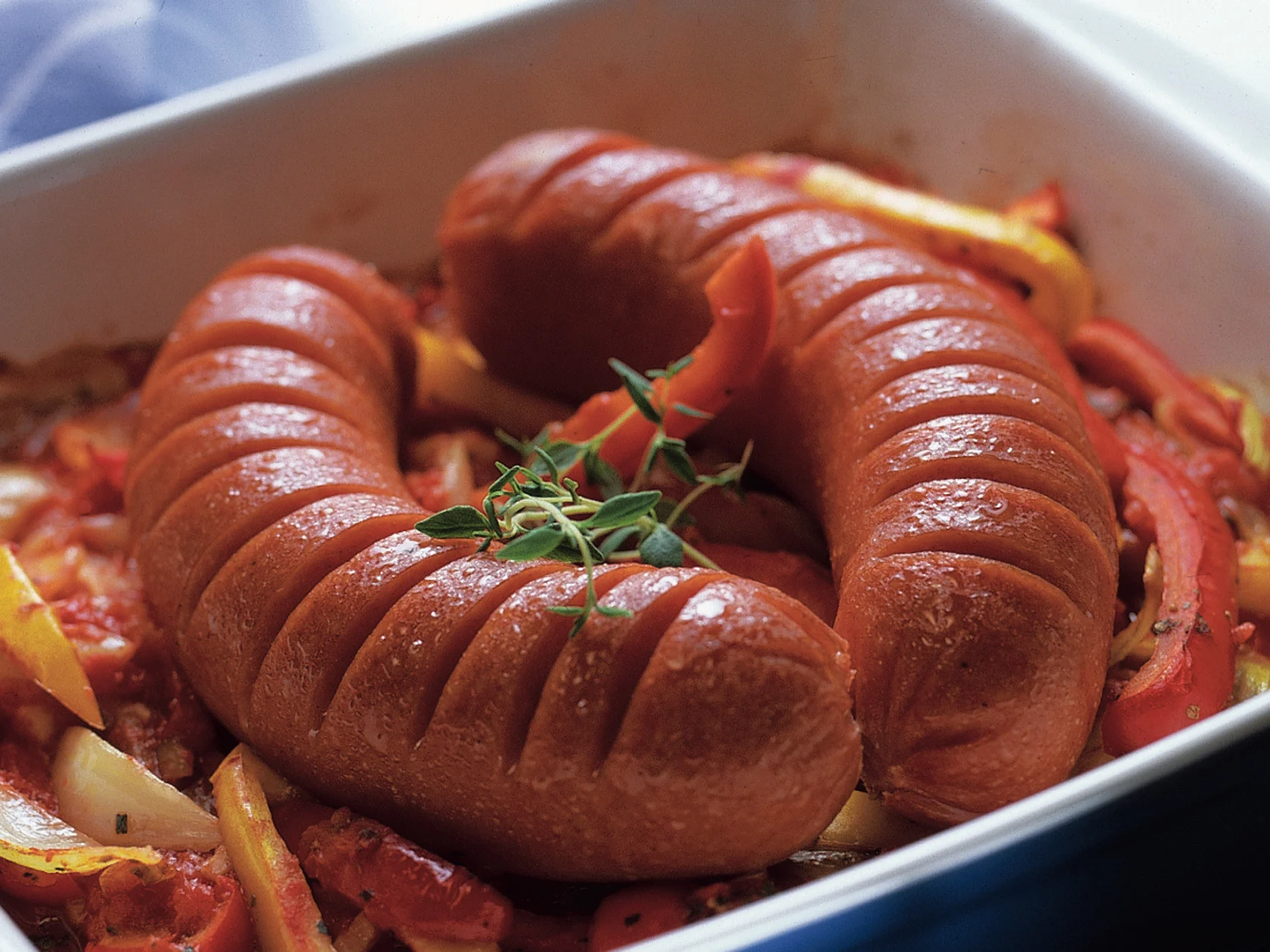 Uunimakkara ja peperonata-kasviksia