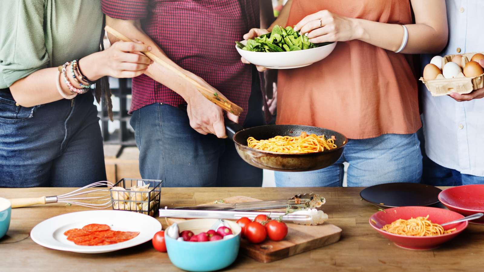 Mikä onkaan parempaa laatuaikaa kuin laittaa ruokaa yhdessä ystävien tai perheen kanssa?