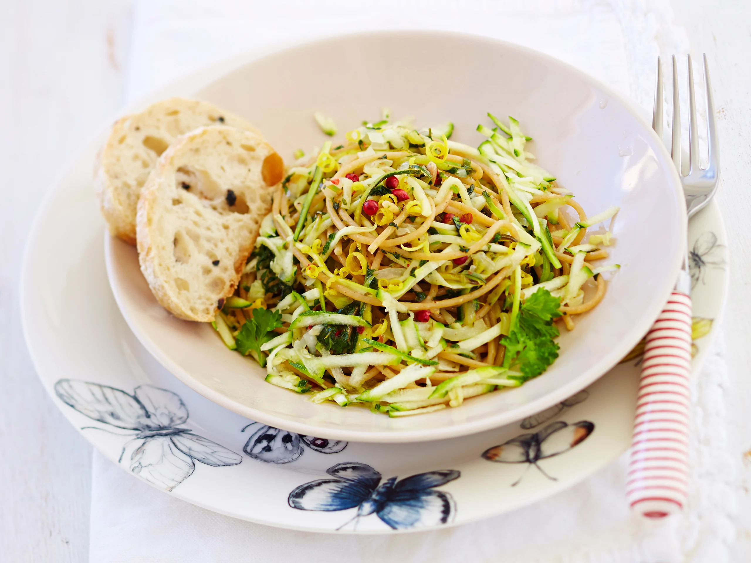 Kesäkurpitsa-sitruunaspagetti