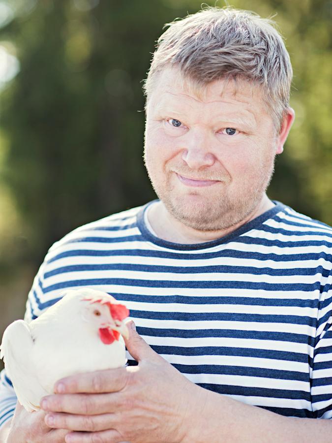 Juha Venno hankkii luomukanansa 15-viikkoisina kotimaiselta kasvattajalta. Ensimmäisen munansa luomukana munii noin 20-viikkoisena. Kanojen munintaikä kestää noin 15 kuukautta. Koska kana munii keskimäärin yhden munan päivässä, se ehtii elämänsä aikana...