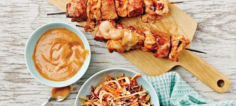 Savustetut broileri- ja porsasvartaat & kirkas coleslaw