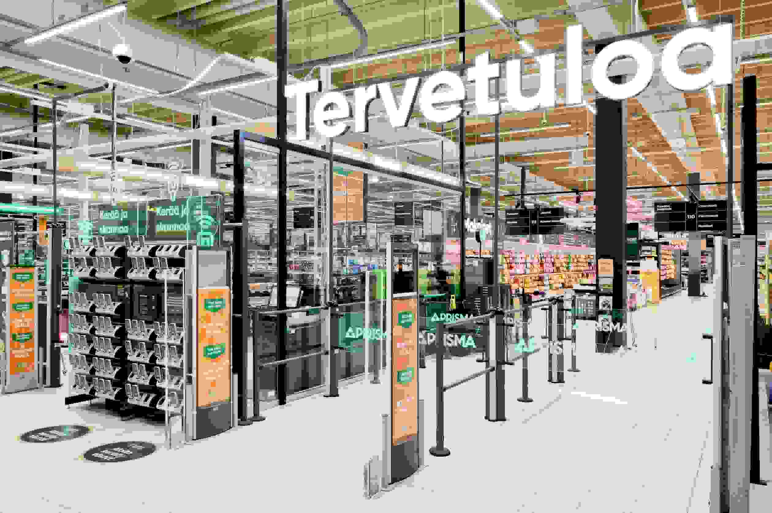 Prisman sisääntuloportit, joiden yläpuolella lukee Tervetuloa. 