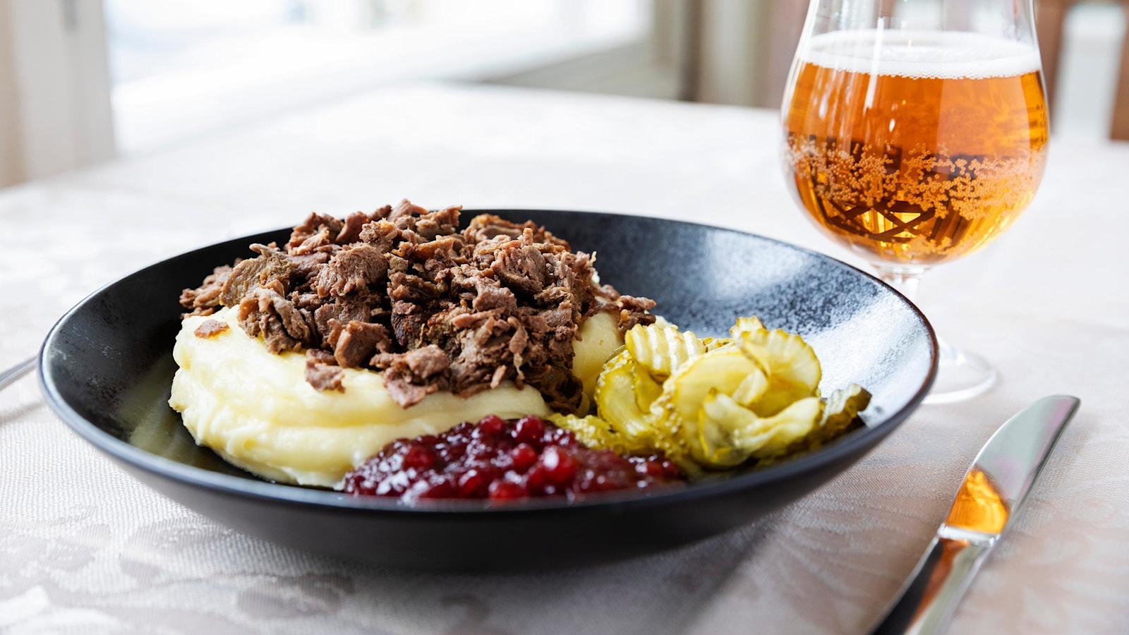 Klassisen poronkäristysannoksen lisukkeina toimivat puolukka ja suolakurkku.