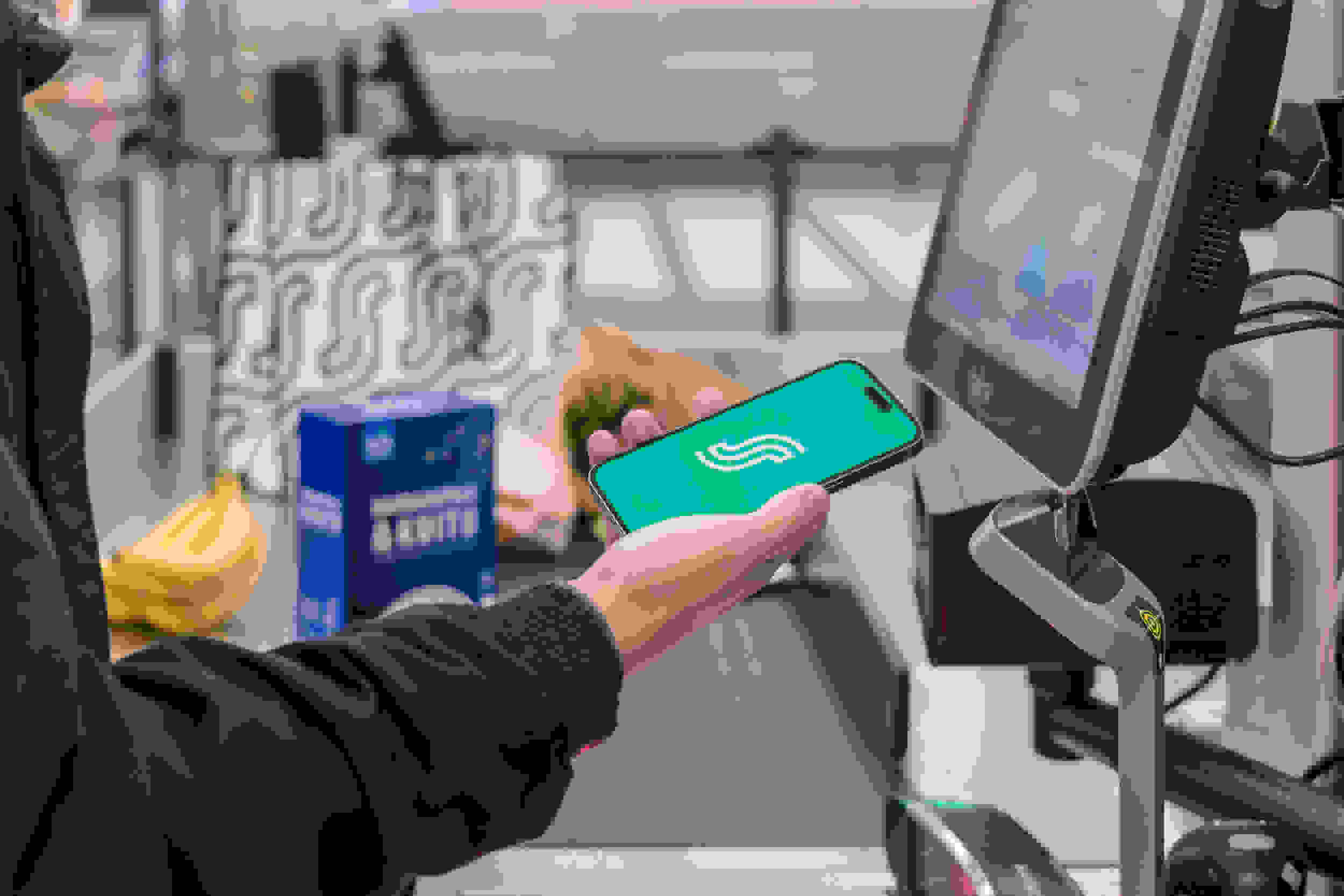 asiakas ja puhelin itsepalvelukassalla