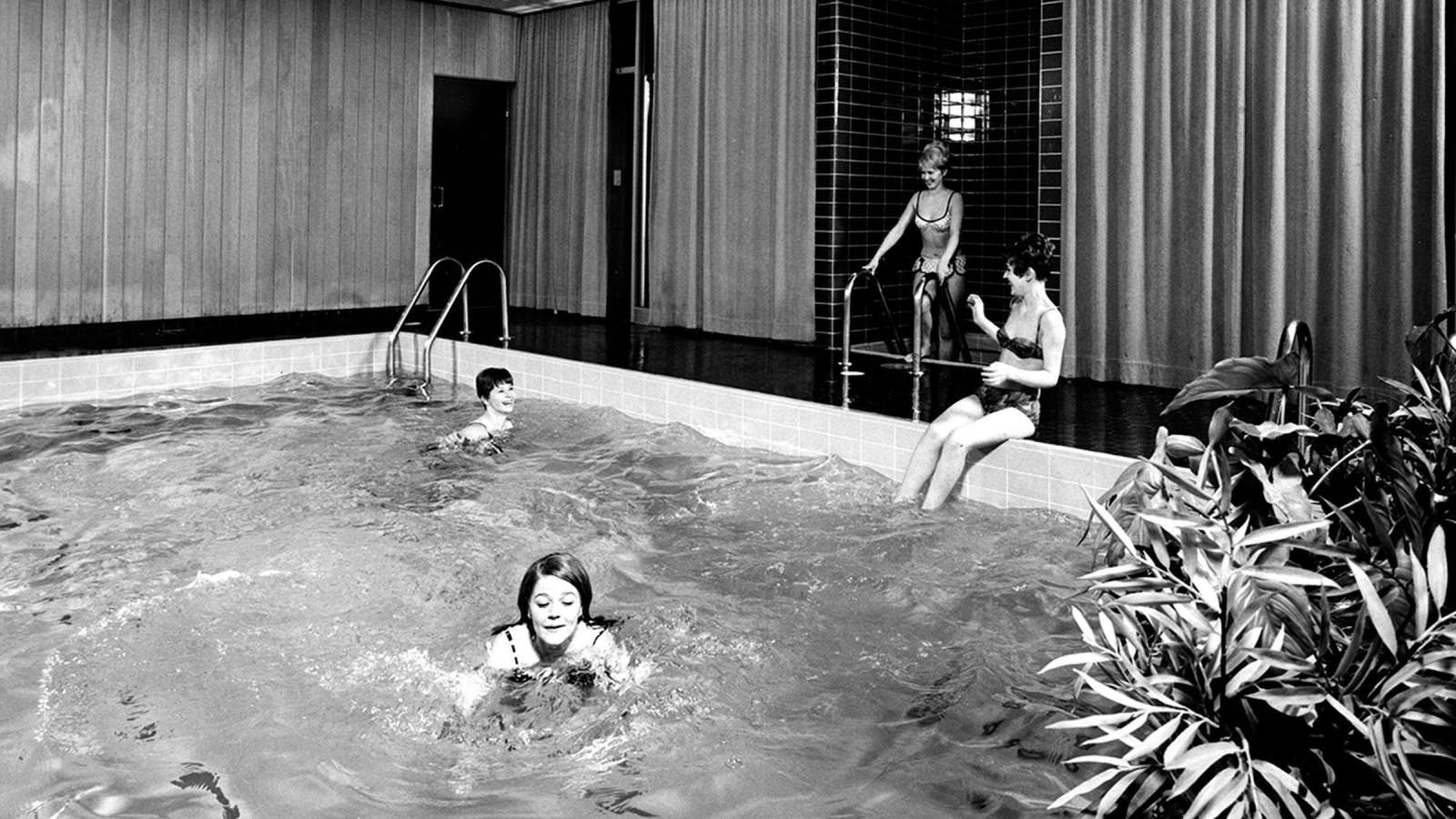 Seurahuoneen historiaan mahtuu monenlaisia palveluita, ravintoloita ja sisustuksia. Uima-allasta hotellissa ei enää ole, mutta saunaosasto on hyvin suosittu.