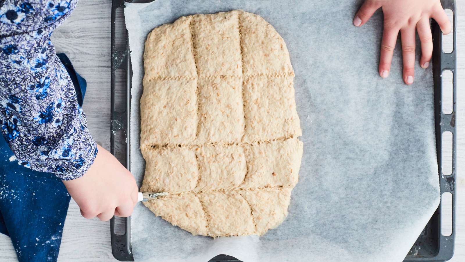 Ota pelti uunista ja naputa varovasti sormella kuuman leivän pintaa. Jos se tuntuu kovalta, leipä on valmis. Jos leivän pinta on pehmeä, laita se 2–3 minuutiksi takaisin uuniin. Anna leivän jäähtyä pellillä.