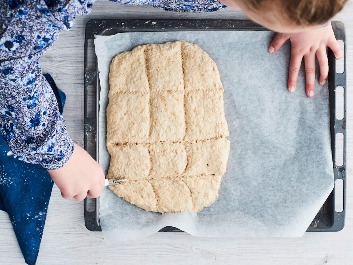 Ota pelti uunista ja naputa varovasti sormella kuuman leivän pintaa. Jos se tuntuu kovalta, leipä on valmis. Jos leivän pinta on pehmeä, laita se 2–3 minuutiksi takaisin uuniin. Anna leivän jäähtyä pellillä.